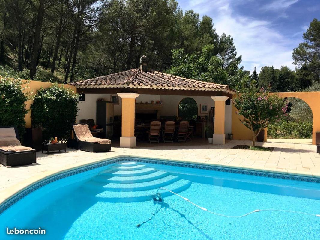 Les Restanques - Chambre D'Hotes Cuges-les-Pins Exterior foto