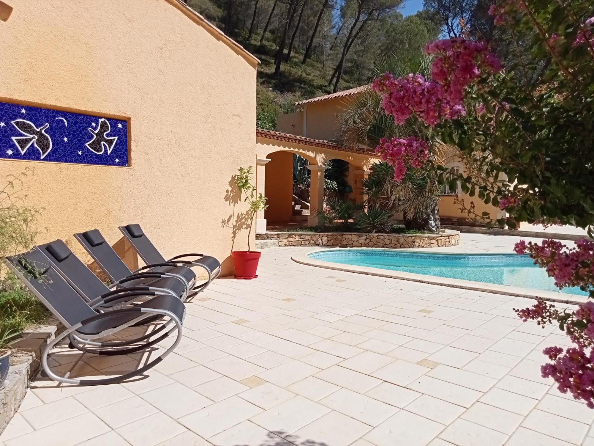 Les Restanques - Chambre D'Hotes Cuges-les-Pins Exterior foto